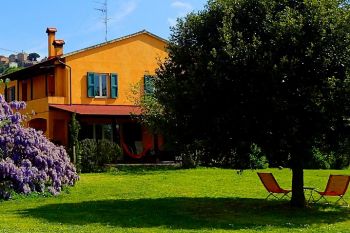 <a href=?casa-di-chicca,83>C 3 - Landhaus bei Castagneto Carducci: <br />2 große typisch toskanische Ferienwohnungen</a>